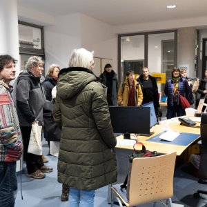 das-kollegium-in-der-bibliothek.jpg